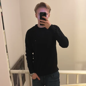 Cashmere tröja Tommy Hilfiger - Säljer en cashmere tröja från Tommy Hilfiger i mycket bra skick. Nypris 1399kr på boozt.  Tröjan är i storlek XL Men sitter som M/L. (Modellen är 184cm lång)
