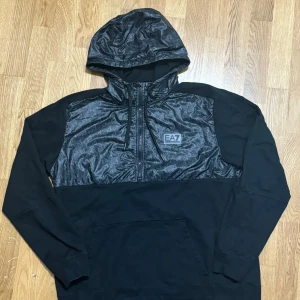 Hoodie från EA7 - Hoodie från EA7/Armani. Bra skick på den 