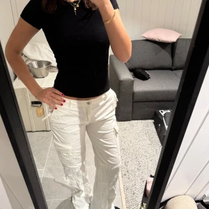 Vita cargobyxor från Zara - Snygga vita cargobyxor med flera fickor och en avslappnad passform. Storlek 38 men är insydda så skulle säga mer en 36. Fint skick 