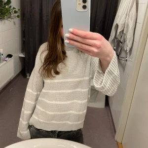 Stickad tröja - Säljer denna mysiga gråa stickade tröja m vita ränder, säljer för att det e för liten💕
