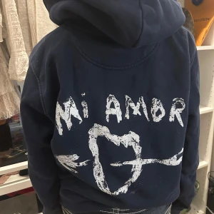 Mörkblå Mi Amor Hoodie från Mira Paris  - Säljer min älskade coola och JÄTTE sköna Hoodie från Mira Paris med trycker Mi Amor på ryggen. Inga tydliga tecken på användning. 