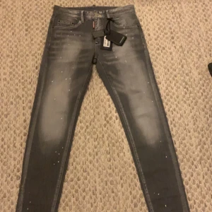  Dsquared2 jeans - fräsch ny grå Dsquared2 jeans. Byxan är helt ny och oanvänd jätte fräscha och stilig passar till all typ av stil. 