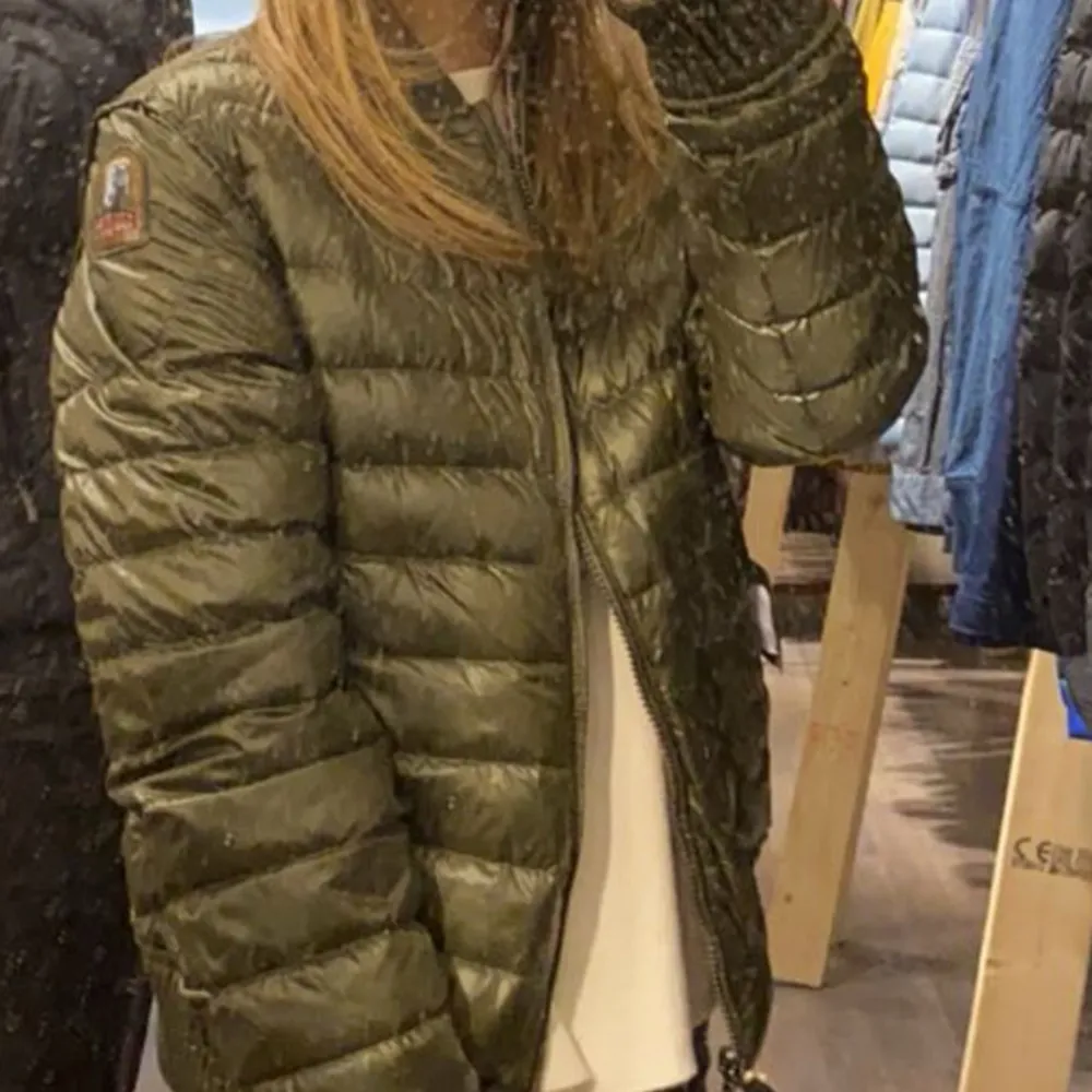 Snygg olivgrön pufferjacka från Parajumpers med dragkedja och ribbade muddar. Perfekt för kyliga dagar med sin quiltade design och långa ärmar. Jackan kan användas ut och in, då den är dubbeljacka, om du vänder den ut och in så är färgen på jackan åt de rosa hållet ( skriv för mer bilder) i bra skick så jag bara använt få gånger, har orginal galgen till. Skulle säga att den sitter som en xs . Takit.
