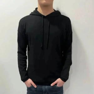 Kashmir hoodie - Säljer en stilren svart hoodie med dragsko i huvan. Perfekt för en avslappnad look. Tröjan har långa ärmar och en bekväm passform. Skick 9/10, storklek S, modell 175 cm, 65kg. Pris kan diskuteras vid snabb affär 