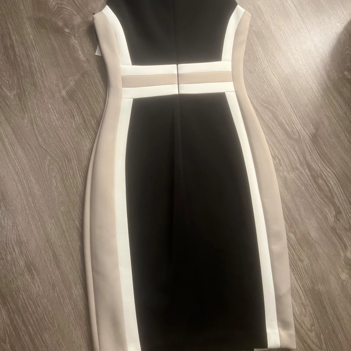 Svart och beige klänning från Calvin Klein - 90