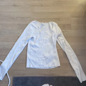 Vit ribbad långärmad topp från H&M - Vit tröja från hm har inga fläckar. Är i storlek 158/164