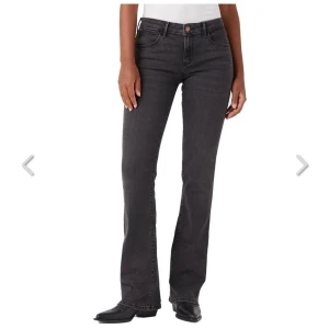 Wrangler jeans - Låg midja de jeans ifrån Wrangler, färgen är lite urtvättad men ingen jätte stor skillnad annars inga defekter, strl W29 L32 (Bootcut Jeans) pris kan diskuteras 