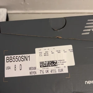 New Balance 550 i vitt och blått - Säljer ett par New Balance 550 sneakers i vitt och blått. Skorna har en klassisk design med snörning och märkets logotyp på sidan. Perfekta för en sportig look.