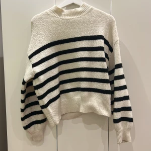 Randig stickad tröja i svart och vit - Mysig stickad tröja med svartvita ränder. Den är varm o gosig o sitter superbra på.💕