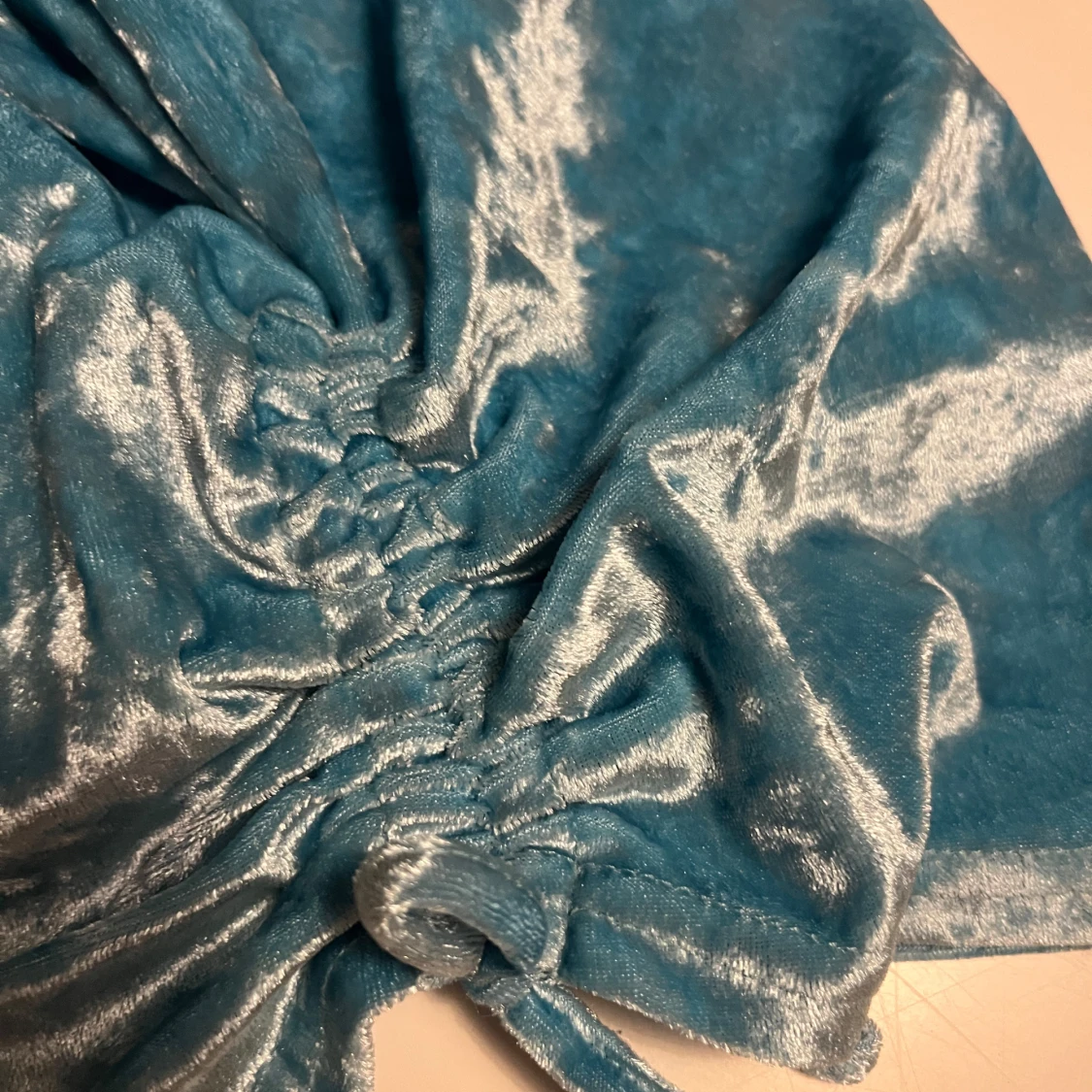 Turkos sammetströja med rynkdetaljer - 91