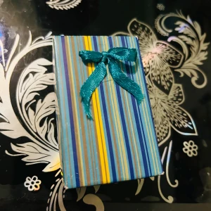 Silverfärgat halsband med örnberlock - Snyggt silverfärgat halsband med en detaljrik örnberlock i en oval ram. Perfekt för att ge en unik touch till din stil. Kedjan är elegant och smidig, vilket gör den bekväm att bära.