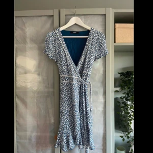 Blå omlottklänning från Bik Bok - Superfin klänning med knyte i midjan!
