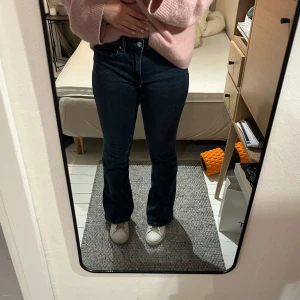 Gina bootcut jeans - Mörkblåa bootcut jeans från Gina tricot i strl 36. Sparsamt använda och i mycket bra skick. Byxorna har låg midja