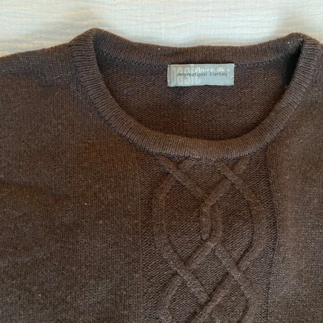 Brun stickad väst  - 1