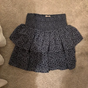 leopardmönstrad kjol Kappahl  - Blå leopard kjol från Kappahl använd men fint skick storlek 170 barn men passar xs till s 