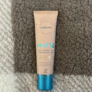 Lumene Matte Oil-Control Foundation - Lumene Matte Oil-Control Foundation i nyansen Fresh Apricot. Denna foundation ger en matt finish och är speciellt framtagen för att balansera oljig och kombinerad hy. Innehåller 30 ml och är vegansk.