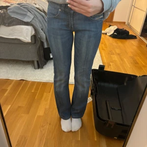 lågmidjade Blå diesel jeans med bootcut - Snygga blå jeans med bootcut-stil. De har en klassisk femficksdesign och en bekväm passform. Perfekta för en avslappnad look.