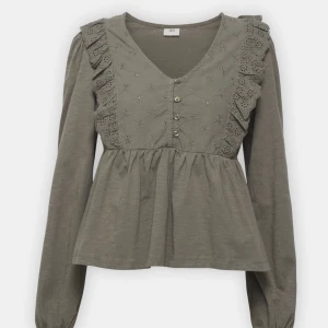 Grön blus - En grön blus som jag aldrig har använt då passformen är lite för stor för mig. Prislappen är kvar💚