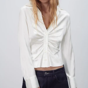 Zara skjorta - Superfin satin skjorta från Zara🤍säljer då den aldrig kommit till användning❣️