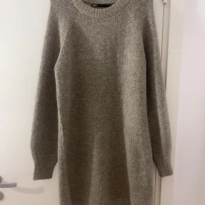 Stickad klänning från ONLY - Mysig beige stickad klänning från ONLY i storlek XS. Väldigt skön och bekväm, perfekt nu under vintern när det är lite kyligare ute. Använd fåtal gånger. Säljer på grund av att den inte kommer till användning längre. Skriv vid frågor!  