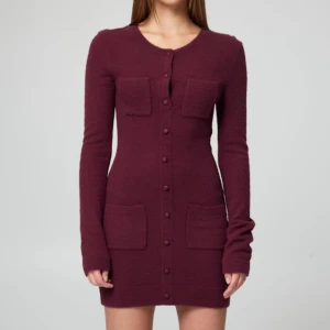 Vinröd stickad klänning med knappar - Snygg vinröd stickad klänning med långa ärmar och knappar framtill. Storlek S. Endast använd en gång, är precis som ny🫶🏼 priset kan diskuteras 