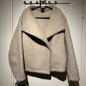 Beige Teddy jacka från Gina Tricot  - Beige Teddy jacka från Gina Tricot i stl xs. Den är i fint skick och använd fåtal gånger.