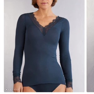 Intimissimi tröja - Mörkblå långärmad tröja från intimissimi med spets detaljer!🩷 Använd 1 gång!
