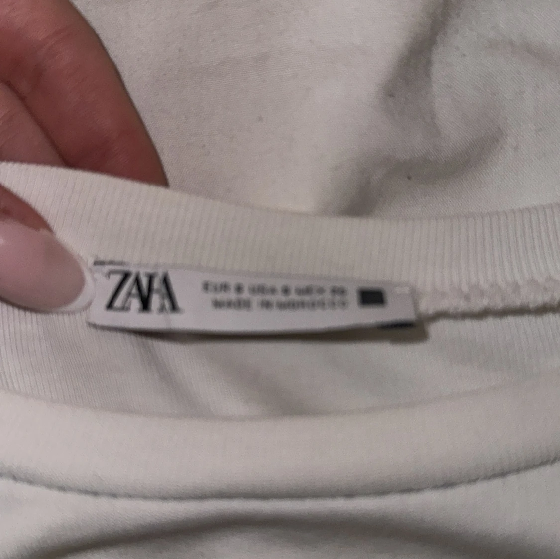 Vit t-shirt med svarta detaljer från Zara - 91