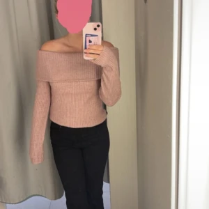Offshoulder tröja - En rosa offshoulder tröja från H&M. Använt väldigt få gånger men som ny