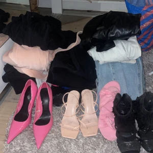 Samling av kläder och klackskor  - OBS! Går inte att frakta utan endast hämtas upp. En samling av klackskor inklusive rosa spetsiga pumps, beige sandaler med snörning och svarta pumps. En hel kasse med blandade kläder. Allt från klänningar, jeans, toppar, jeansjacka, lounge set, mjukisbyxor. Märken : Zara, H&M och massor av olika. Säljs allt tillsammans först till kvarn att hämta upp i Solna. Storlek XS-S och skor 37-38