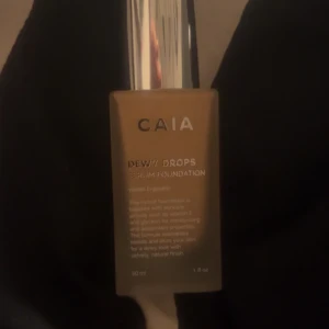 Dewy Drops Serum Foundation från CAIA - Dewy Drops Serum Foundation från CAIA i en elegant flaska med silverlock. Ger en naturlig och strålande finish. Perfekt för en fräsch look. Har bara testat en gång till hand.