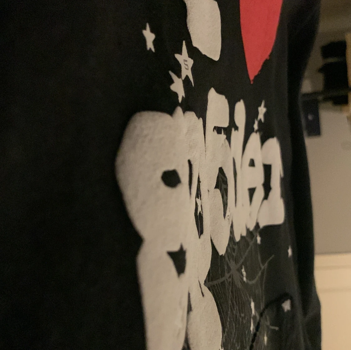 Svart hoodie med tryck från Sp5der - 90