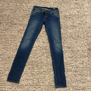 Blå Replay Hyperflex jeans - Snygga blå Replay Hyperflex jeans i super skinny modell. De har en klassisk femficksdesign och dragkedja. Perfekta för en stilren look.