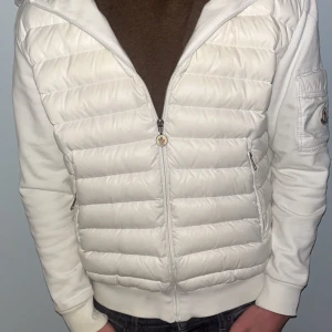 Moncler Cardigan - Skick 8/10✅ mindre skador och tecken på användning(syns inte vid bruk) också mindre hål i fickorna med fodret på insidan gör så att inget åker ut så de är helt funktionella men därav priset. Modellen är runt 180 och 60kg men den passar mindre skulle säga mellan 170-180 för en fin passform. Storleken är M(på Cardigans används inte siffror för storlekarna) men den sitter mer som en S-Xs. Vid frågor eller fler bilder är det bara att skriva😊. Priset kan diskuteras vid snabb affär.