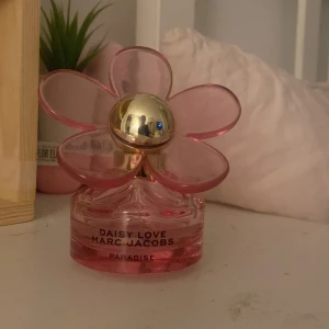 Daisy Love Paradise från Marc Jacobs - ⚠️skulle tänkas byta men beror vad⚠️Charmig parfymflaska i rosa med en stor blomformad kork i plast och gulddetaljer. Flaskan har en rund form och rymmer doften Daisy Love Paradise. Perfekt för den som älskar en söt och blommig doft. 
