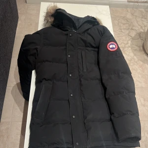 Canada goose vinterjacka strlk M - Denna jacka är i storlek M. Skicket på hackar är 6/10, självklart äkta.