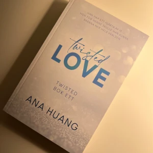 Twisted Love - Twisted Love är den första boken i serien av Ana Huang. 