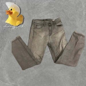 Replay jean thad - Säljer dessa gråa replay jeans. Modellen är thad. Storlek 158cm. Rekommendera till folk runt 152-168cm. Bra skick. Pris kan diskuteras. 