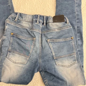 Vintage blå jeans från LAB Industries - Snygga vintage blå jeans från LAB Industries med en relaxed fit. Storlek 158 men hade passat XS/S. 