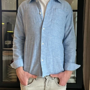 Linneskjorta  - En fet linneskjorta ifrån Lindex! Storlek 164/xs! Skjortan är använd fåtal gånger och har därför inga defekter alls! Skick: 9/10! Nypris: 399kr! Mitt pris: 149kr!