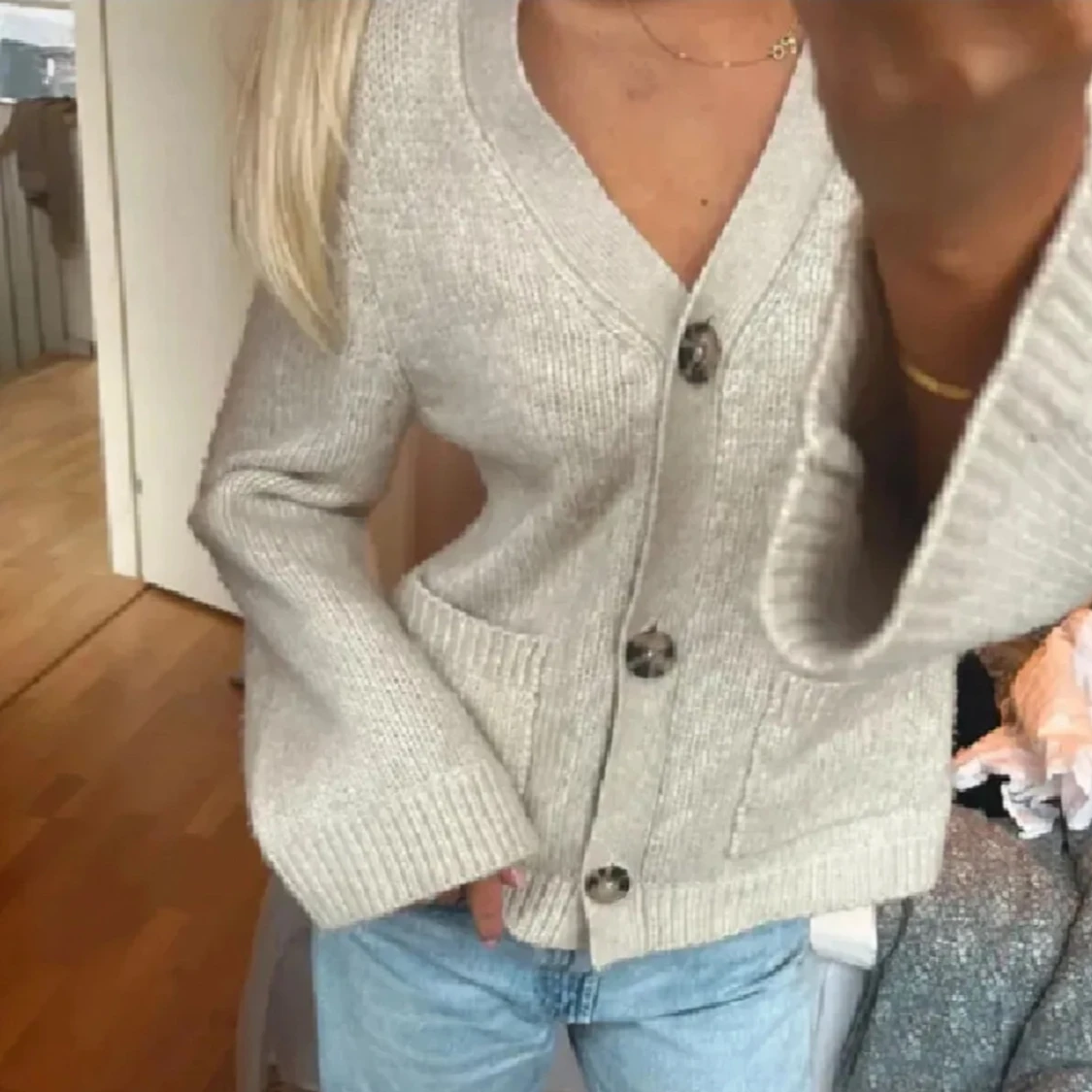 Beige kofta med knappar