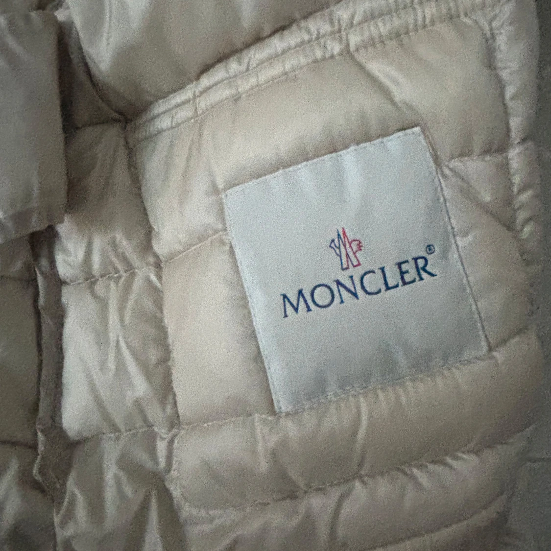 Beige dunjacka från Moncler - 92