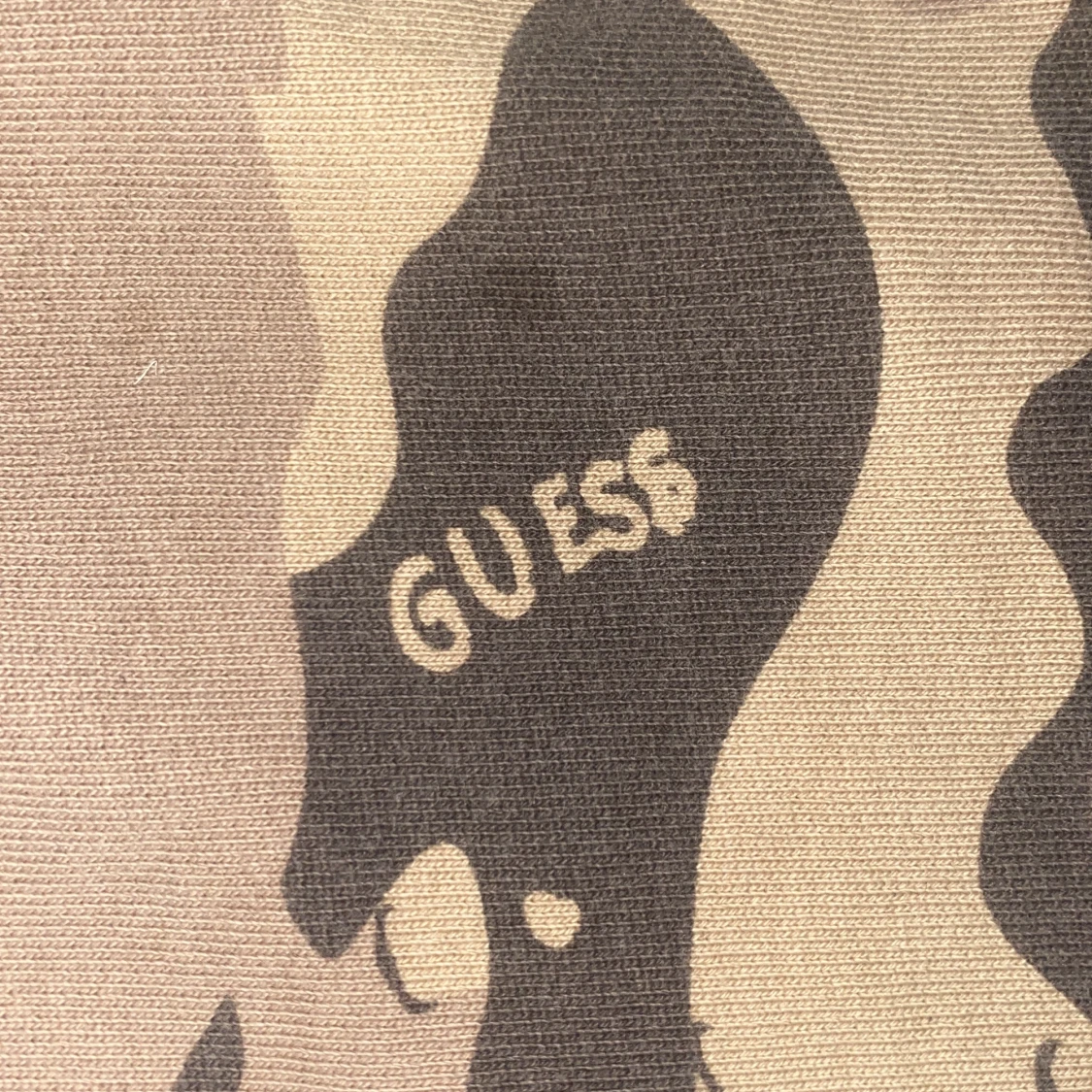 Camouflage tröja från Guess den kommer tvättad den är köpt för 500 - 93