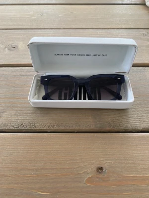 Chimi 04 blå Blue - Säljer mina Chimis som inte längre produceras!  Nypris: 1250   Mitt pris: bud upp från 799 Du får även med en ask och en putsduk, tyvärr har jag inte dustbag och box. Skick: Glajorna: 10/10 Ask: 3,5/10 putsduk 10/10.  Hör av er vid minsta fråga! ⭐️