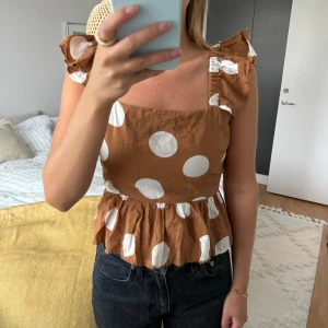 Linne H&M - Säljer detta söta linnet med öppen rygg från H&M, storlek 38. 