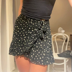 Volangkjol - Vääärldens finaste kjol men som jag tyvärr växt ur. Köpt i USA, nypris 900kr.