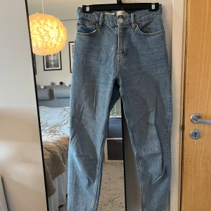 MOM jeans från mango - Ljusblåa jeans från mango i storlek 34. 