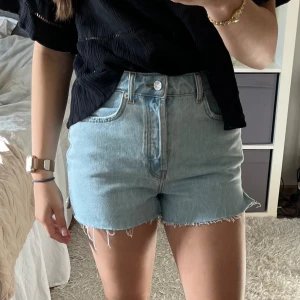 Jeansshorts från NA-KD - Jeansshorts från NA-KD i storlek 36. Fina detaljer med slitsar på båda sidor.