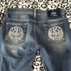Rock and republic Victoria Beckham - Rock and republic Victoria Beckham jeans i storlek 27, midjemått rakt över 38,5cm, innebenslängd 82cm! Dragkedjan åker ner lite men jag brukar ha en hårsnodd som håller den uppe😌köpta för 700kr men säljer för 500kr!