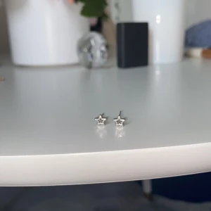 Små Stjärn örhängen - Snygga mini stjärn örhängen mycket bra skick använda 4-5 gånger inte äkta silver🫶🏼😍
